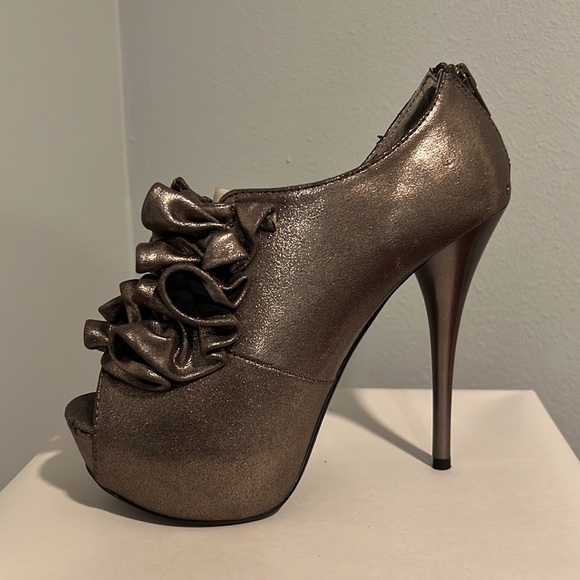 Qupid Ruffled Platform Bootie - Picture 6 of 15